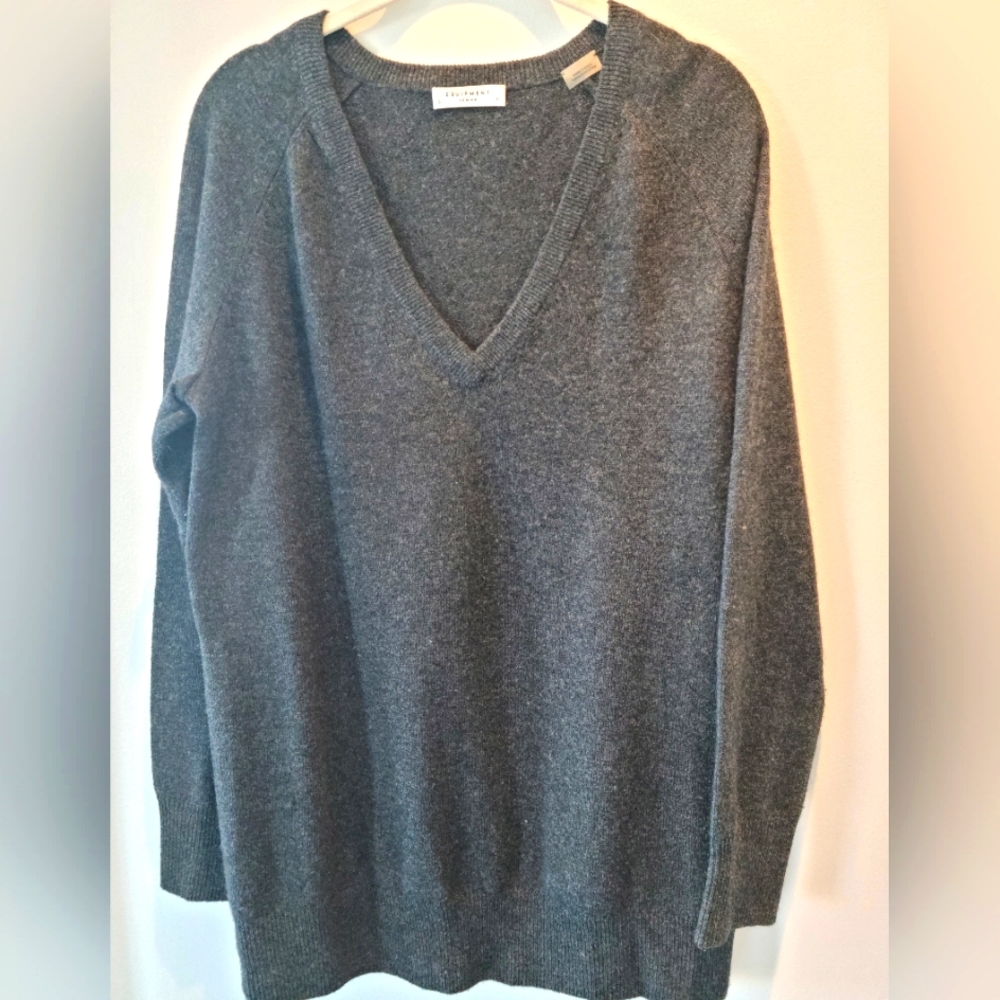 Lightweight Cashmere V-neck Sweater